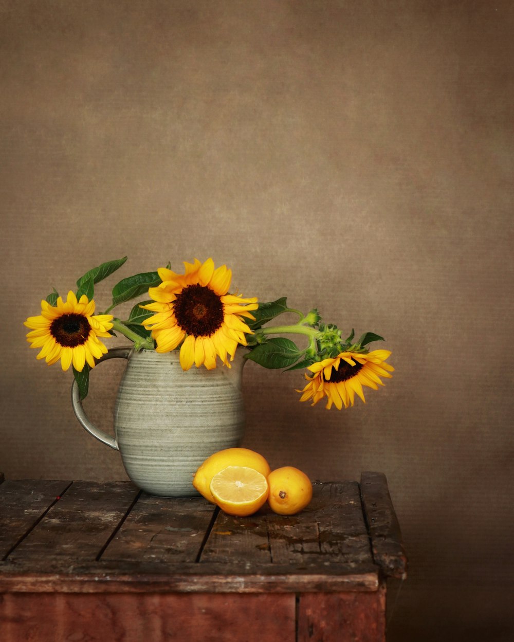 flor amarela e branca no vaso de cerâmica azul