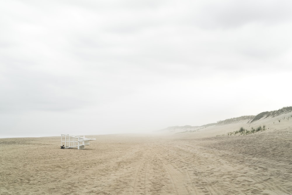 valla de madera blanca sobre arena marrón durante el día
