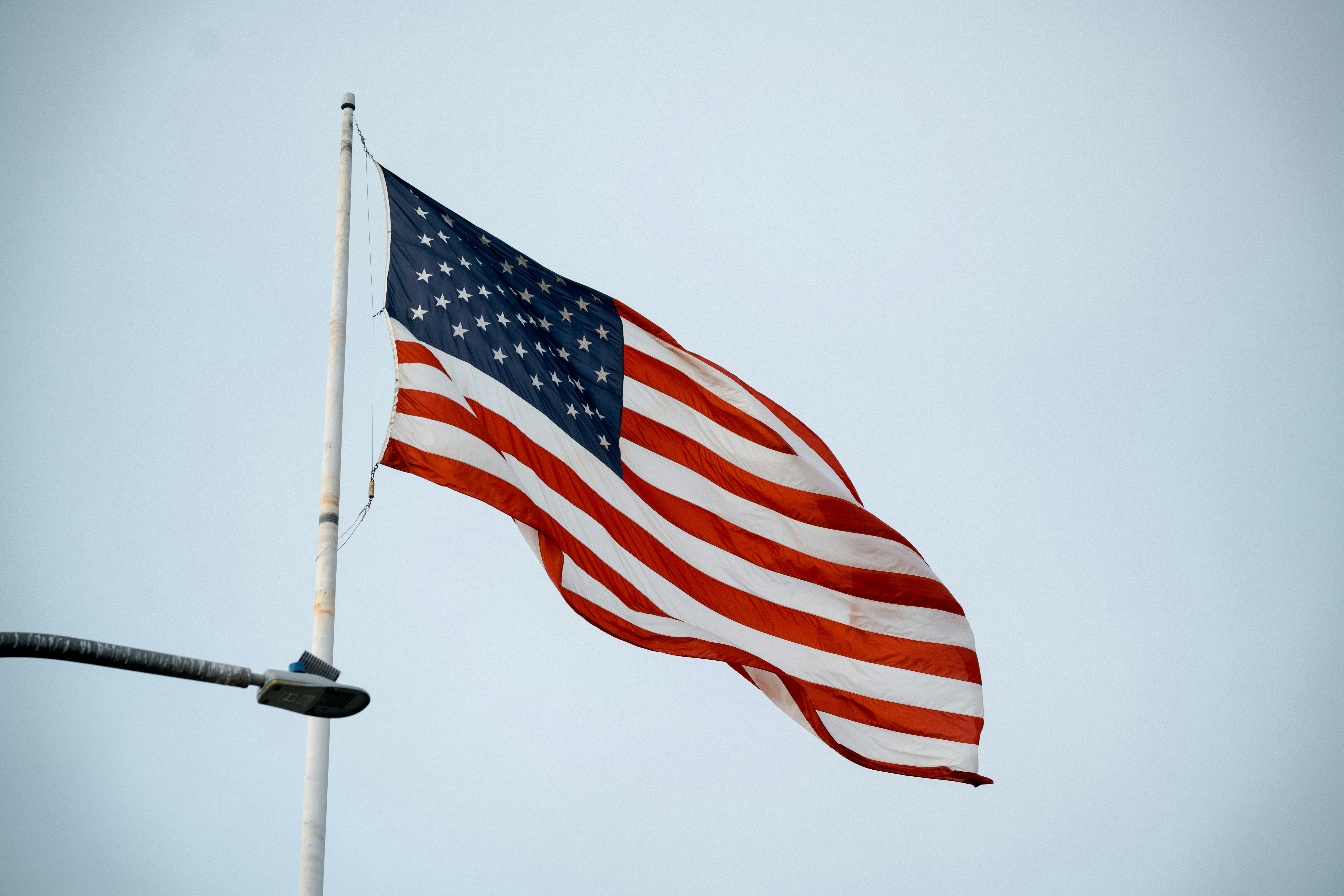 私たちはポールに旗を立てますの写真 Unsplashで見つけるアメリカの国旗の無料写真