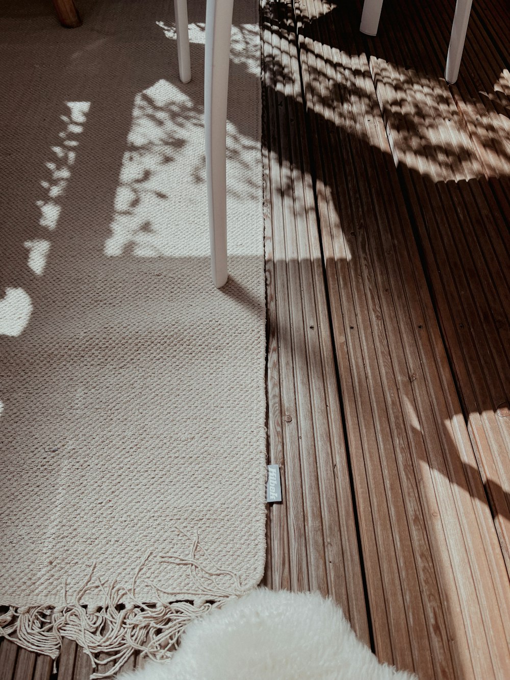 Ombre de la personne sur plancher en bois