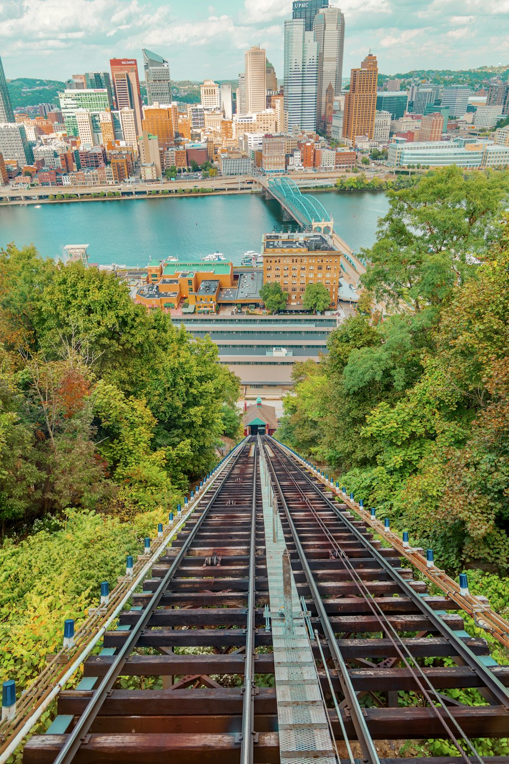 rail de train brun et blanc près d’un plan d’eau pendant la journée