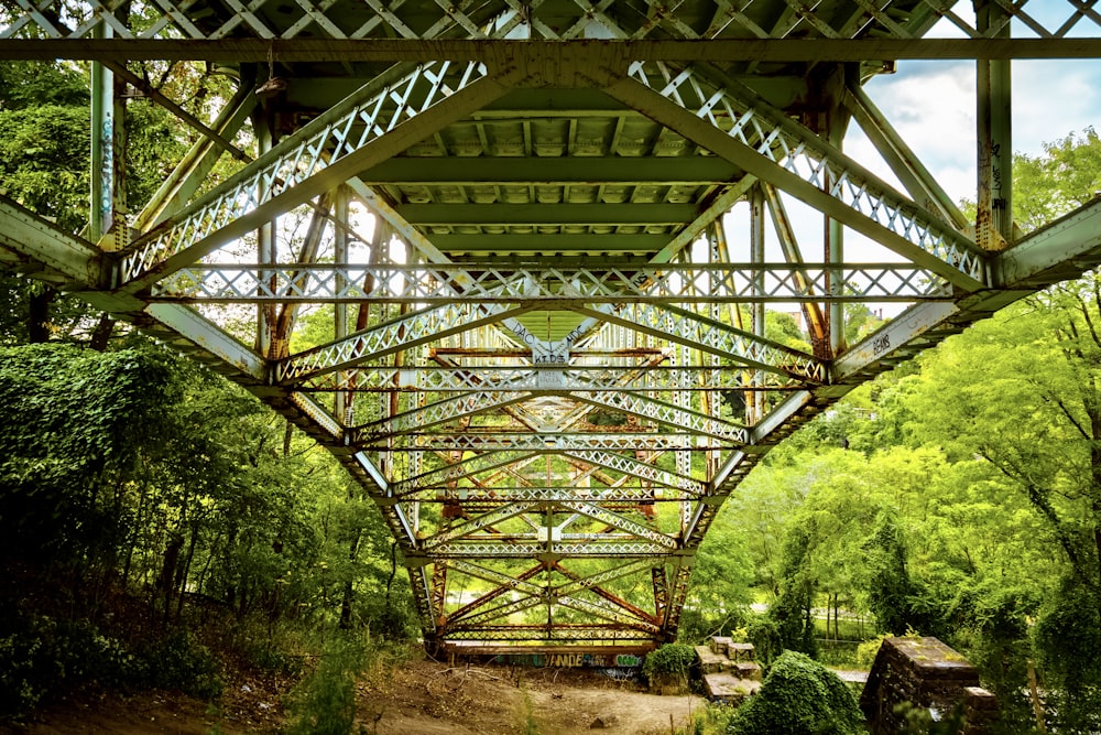 ponte metálica marrom sobre o rio