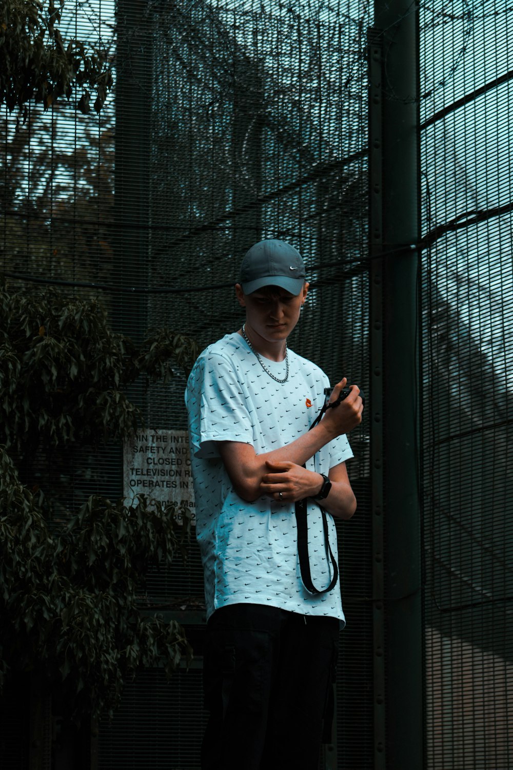 Ein Mann hält einen Tennisschläger auf einem Tennisplatz