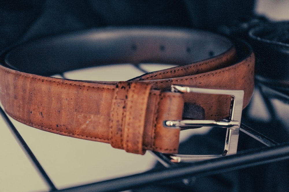 Cinturón de cuero marrón con hebilla plateada