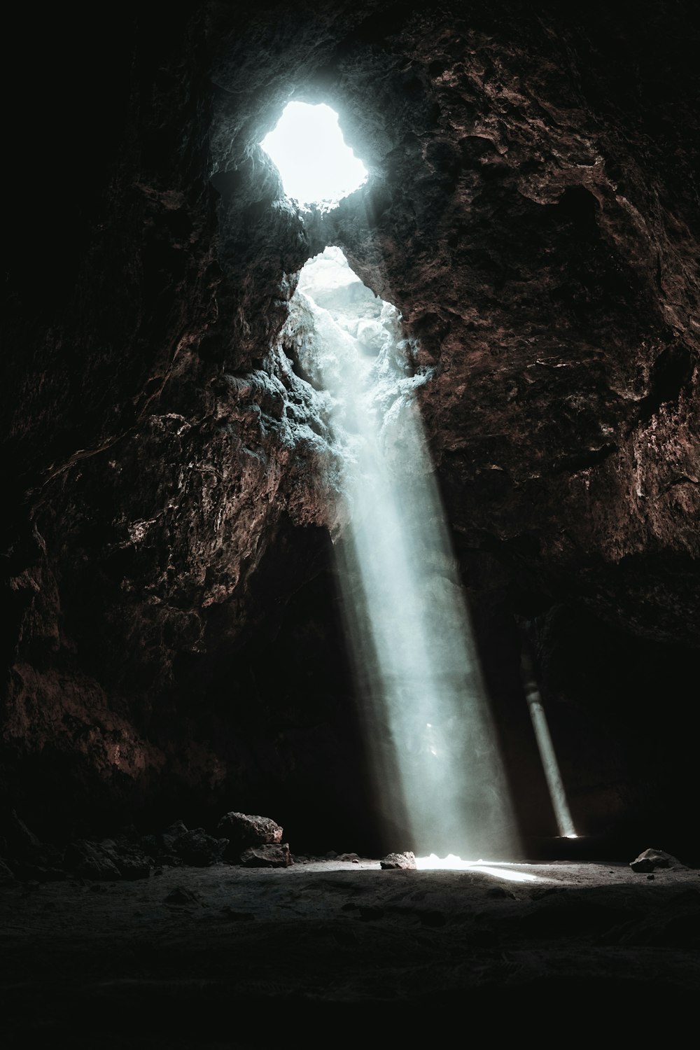 L'acqua cade sulla montagna rocciosa marrone