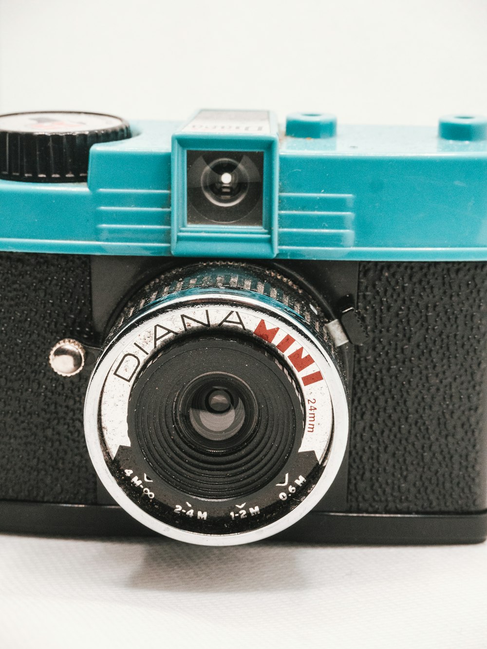 blue and black camera lens