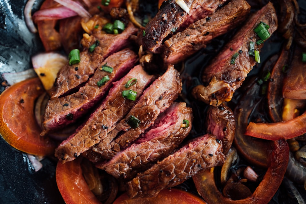 Carne a la parrilla en tabla de cortar de madera marrón