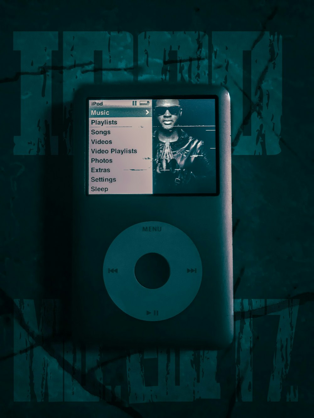 iPod nano negro sobre textil verde