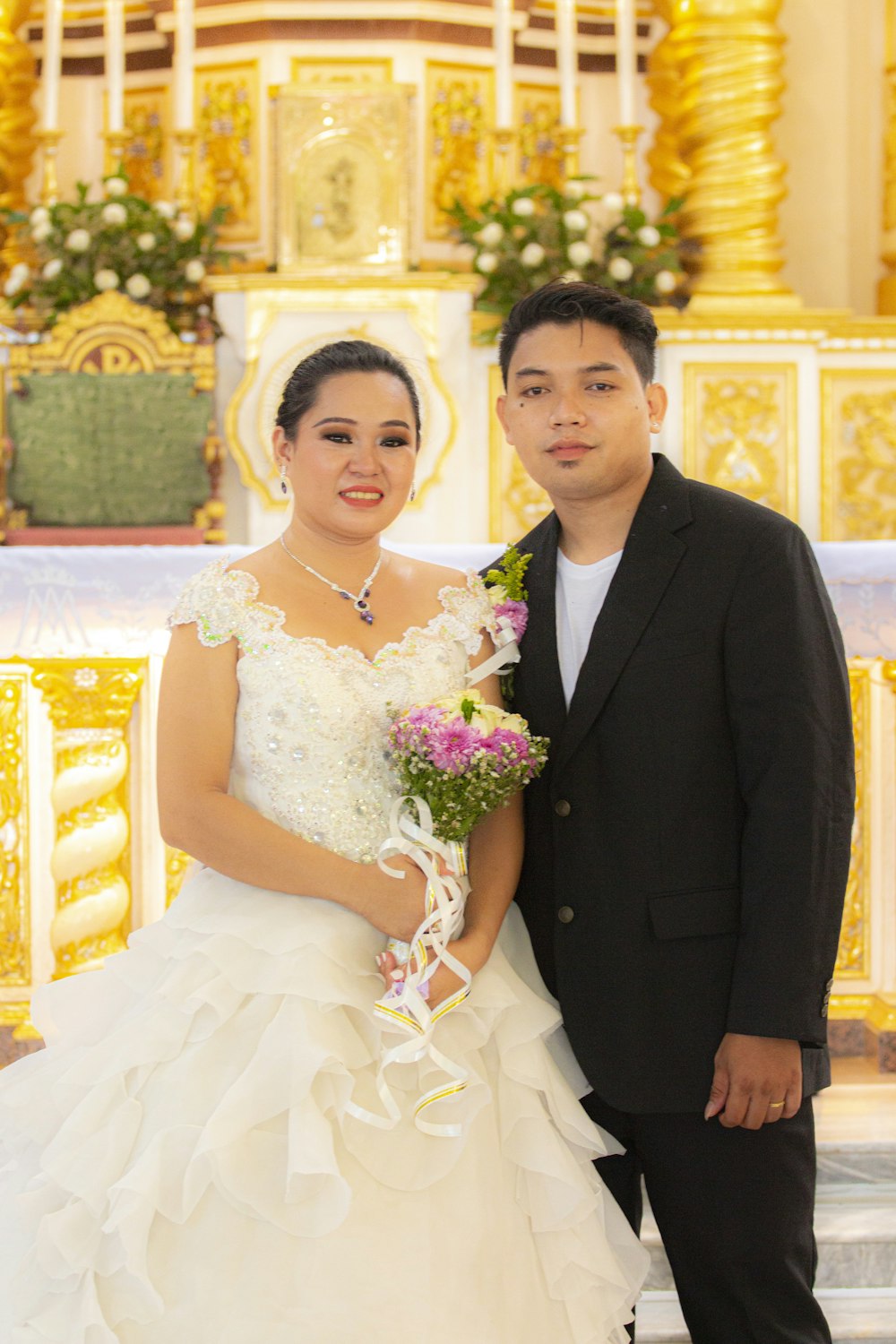 homme en veste de costume noir à côté d'une femme en robe de mariée blanche  photo – Photo Robe Gratuite sur Unsplash