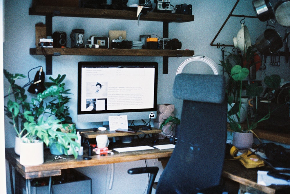 갈색 나무 책상에 검은 평면 스크린 컴퓨터 모니터