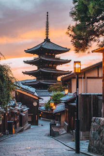 Calle principal empedrada que conduce hacia un templo en Kioto, Japón. 