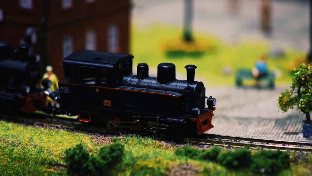 Schwarz-rotes Eisenbahnspielzeug auf Bahngleisen