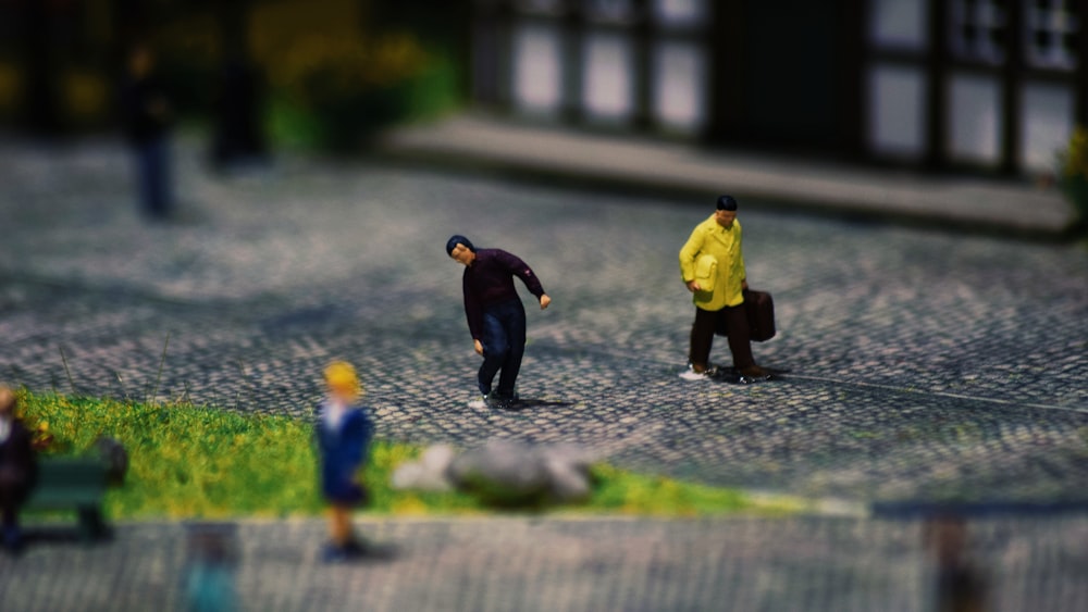 2 garçons marchant dans la rue