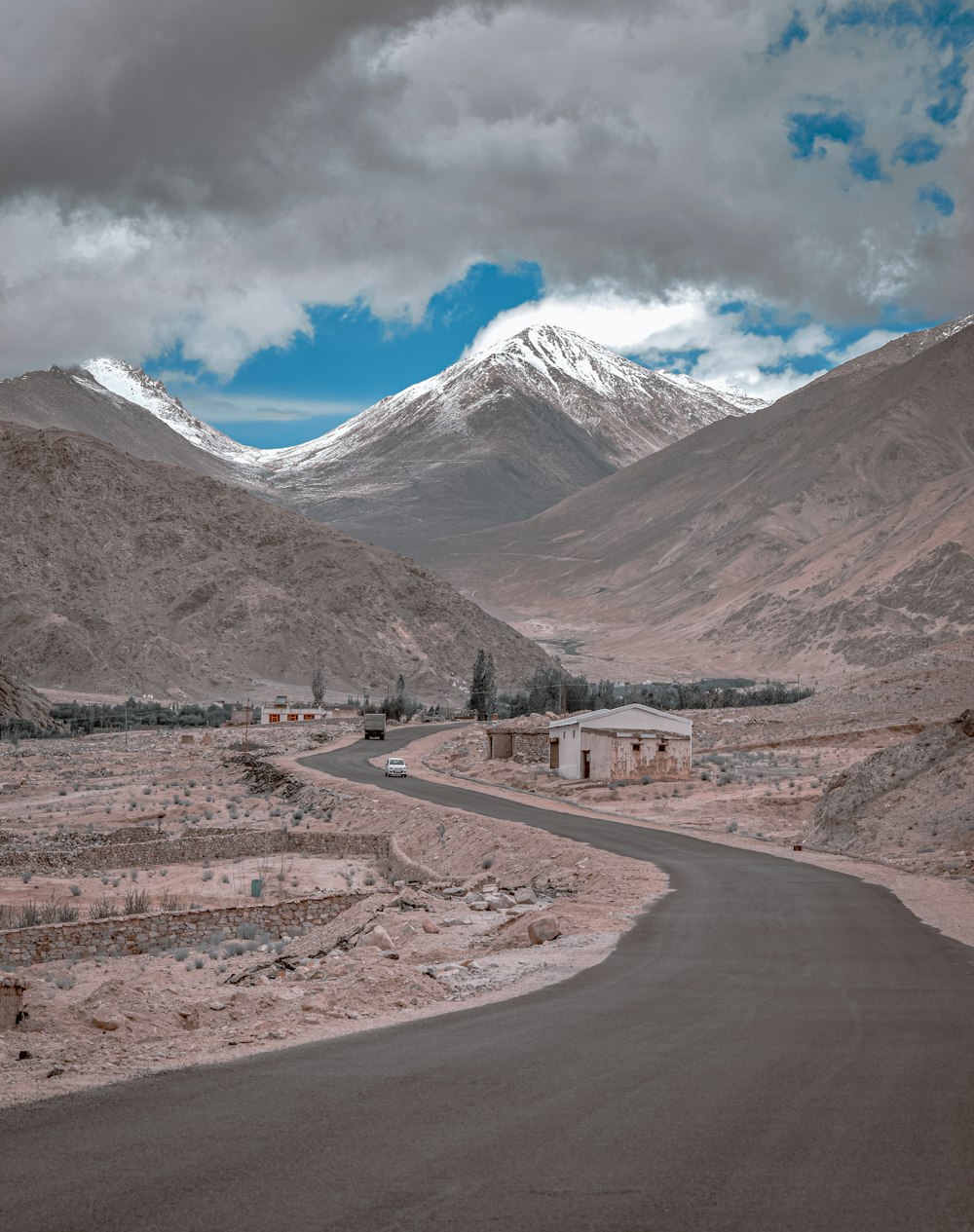 Montañas marrones y blancas bajo el cielo azul durante el día