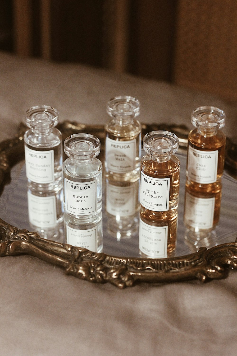 茶色の木製のテーブルに透明なガラス瓶