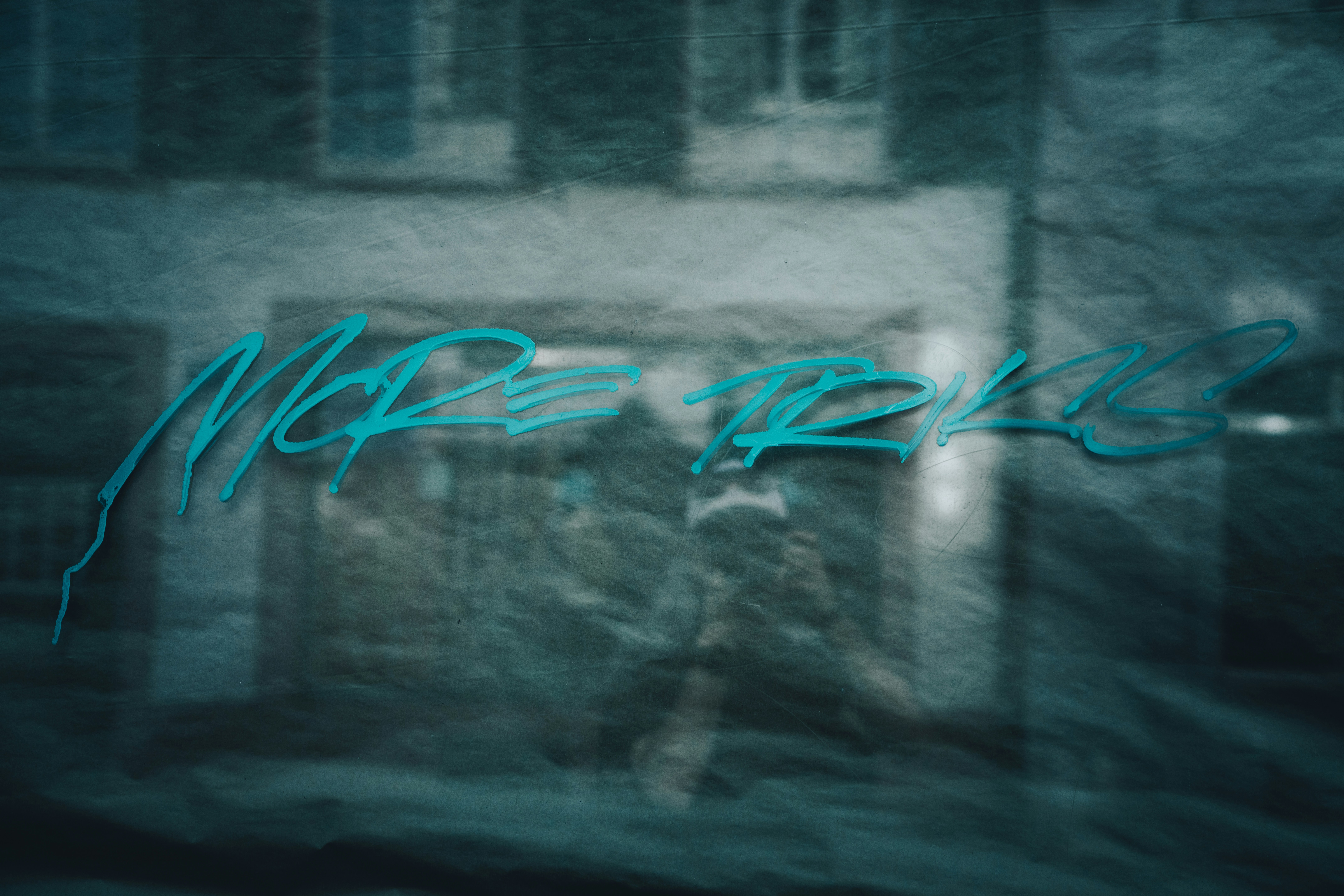 lumière rouge et bleue sur mur de béton gris