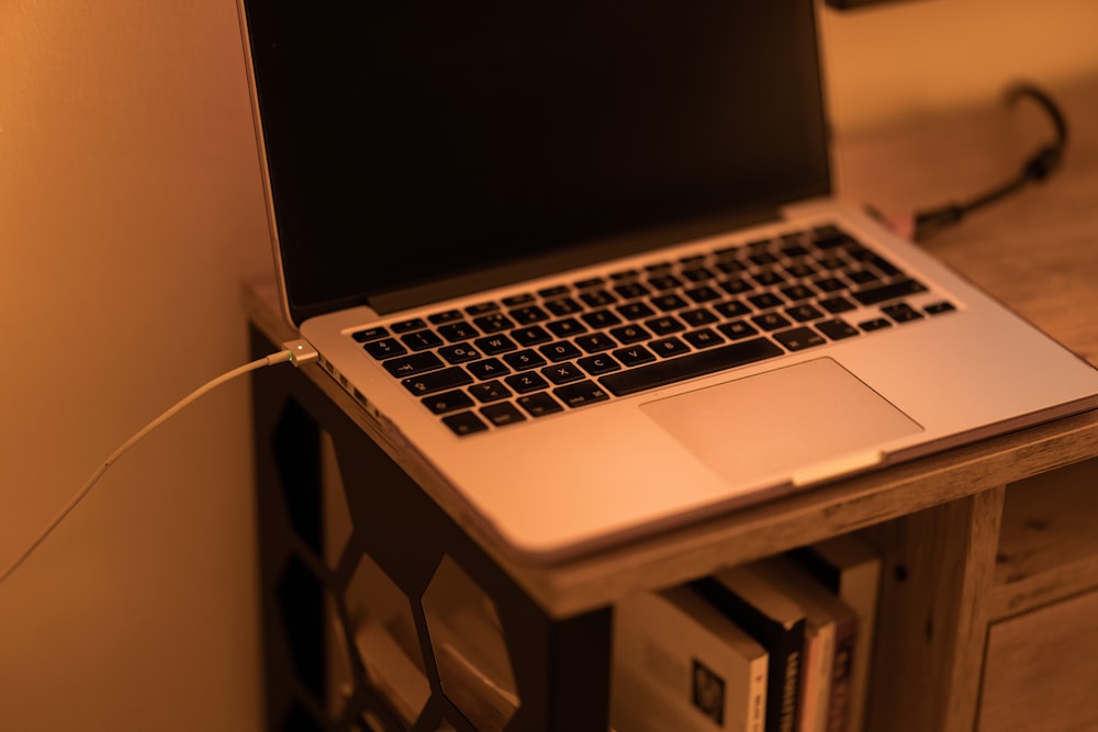 MacBook Pro sur table blanche