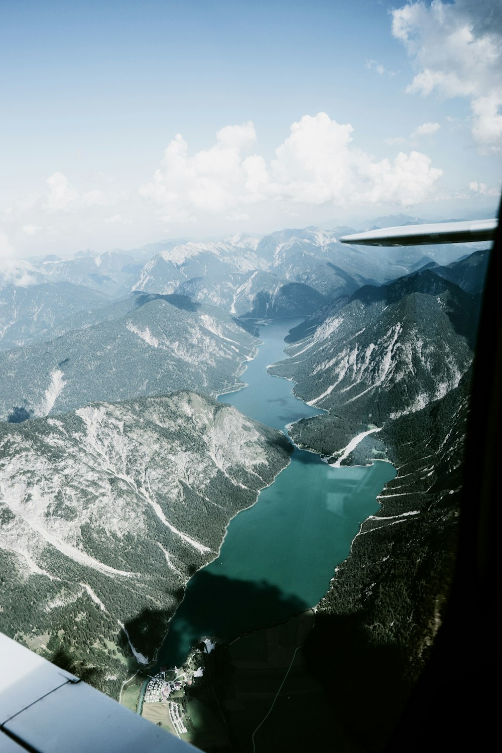 lago no meio de montanhas cobertas de neve