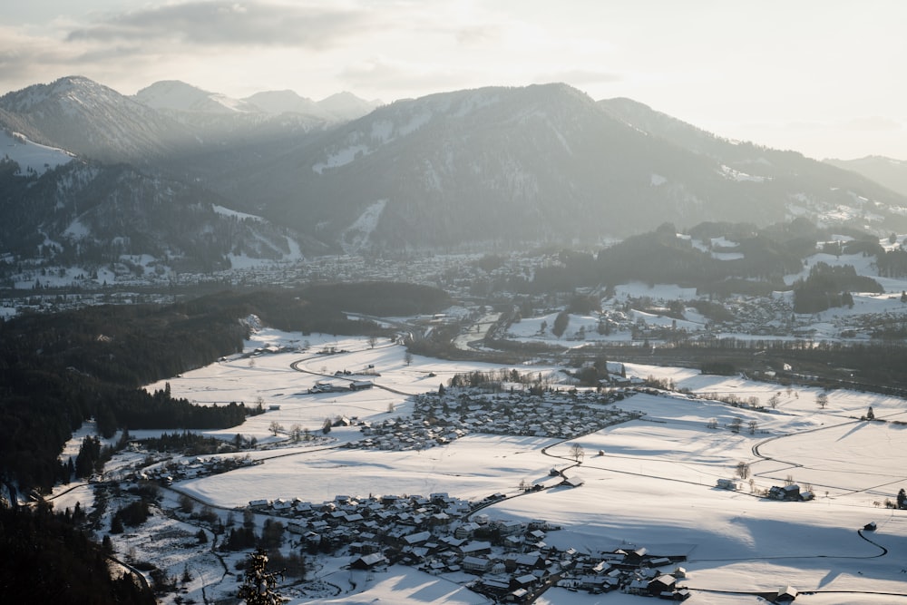 Vista aérea de montañas cubiertas de nieve durante el día