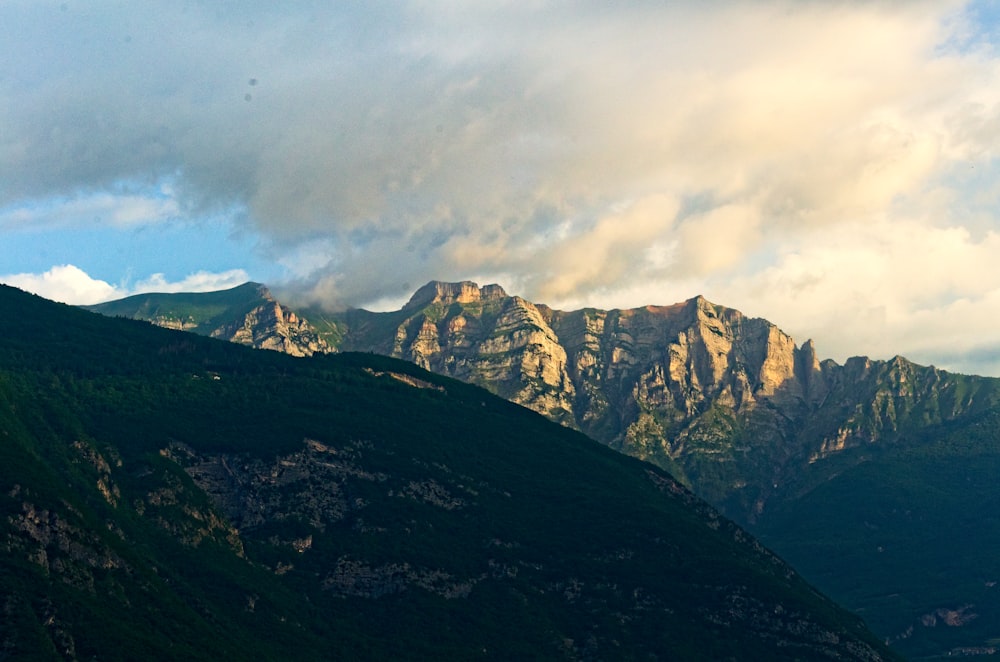 montagna rocciosa marrone e grigia sotto il cielo nuvoloso grigio durante il giorno