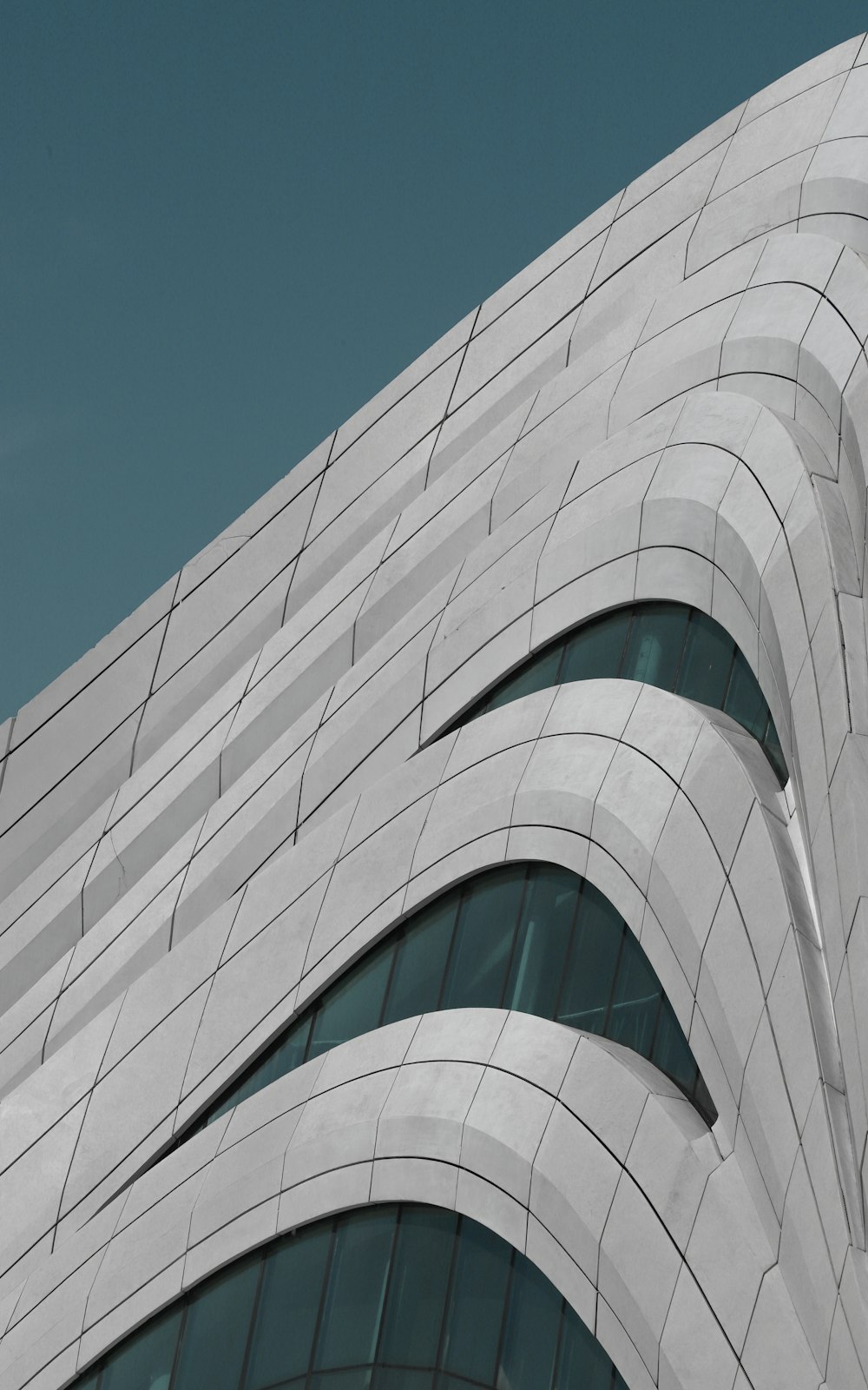 Edificio de hormigón blanco bajo el cielo azul durante el día