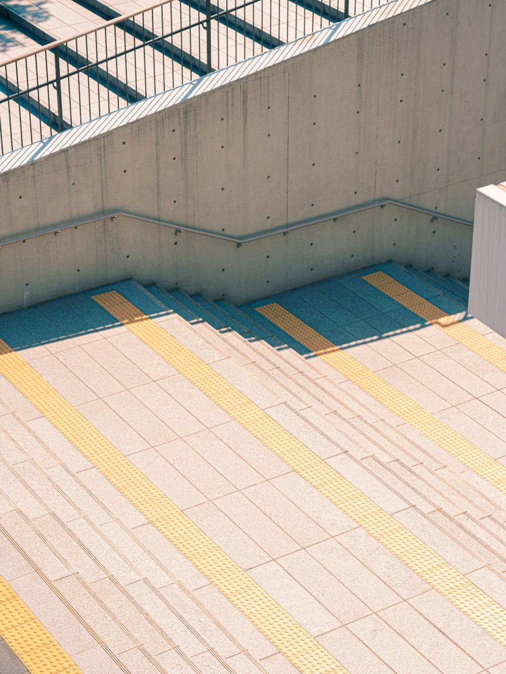 白、黄、青のコンクリート階段