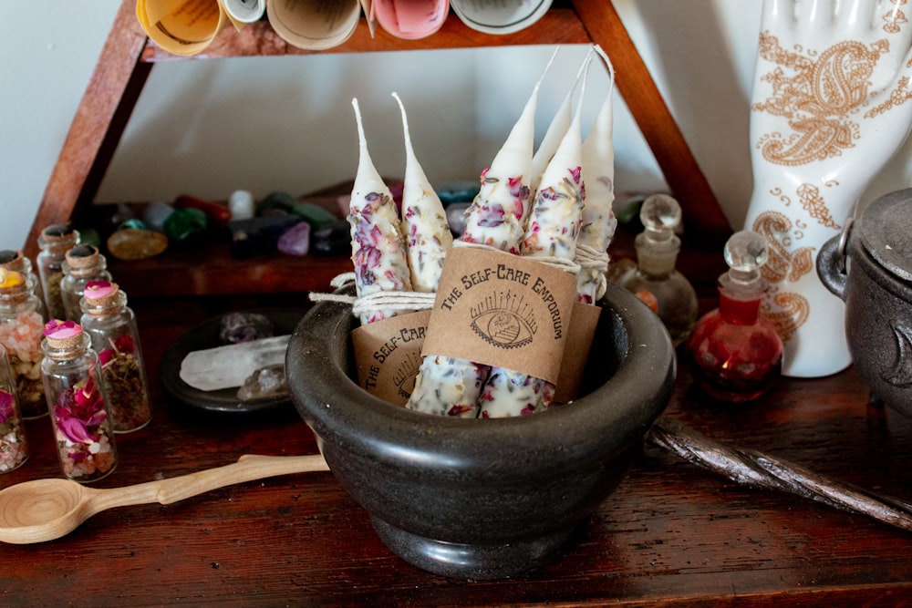 Taza de cerámica marrón y blanco sobre mesa de madera marrón