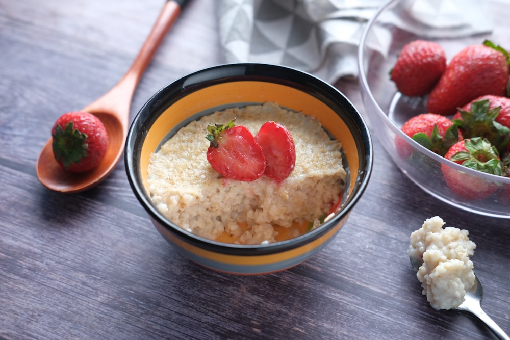 arroz integral na tigela de cerâmica azul e branca