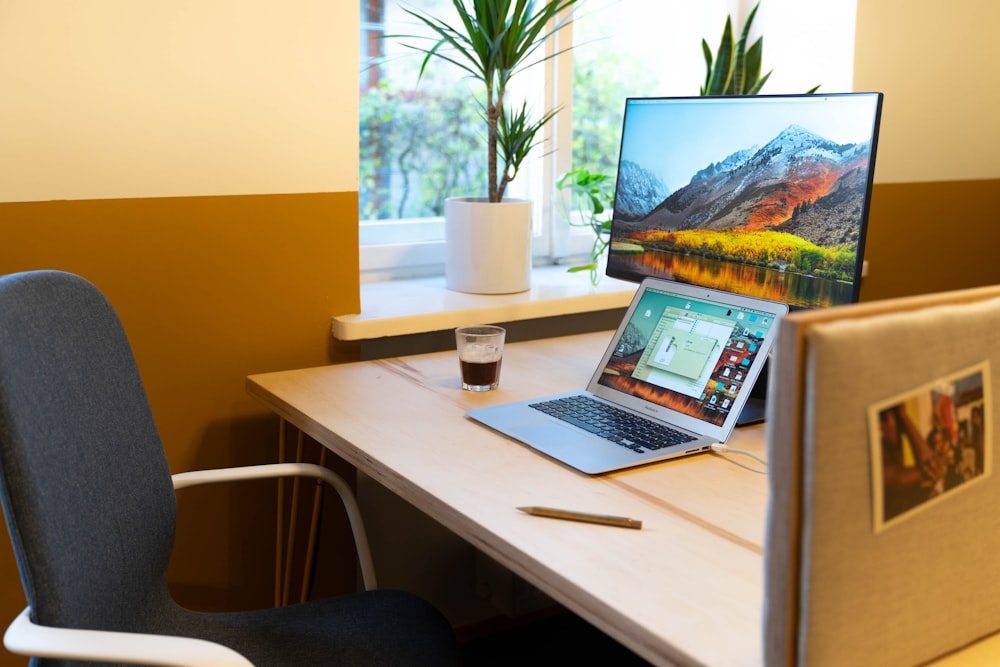 MacBook Pro sobre mesa blanca