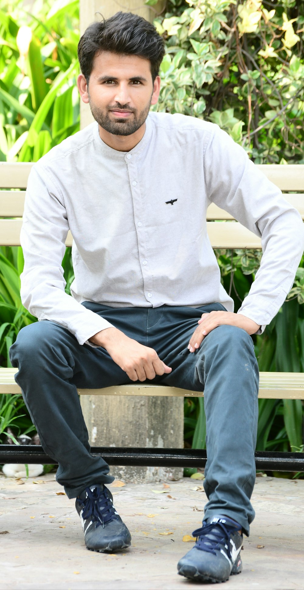 Foto Hombre con camisa blanca de manga larga y jeans azules sentado en un  banco de madera gris – Imagen Elegante gratis en Unsplash