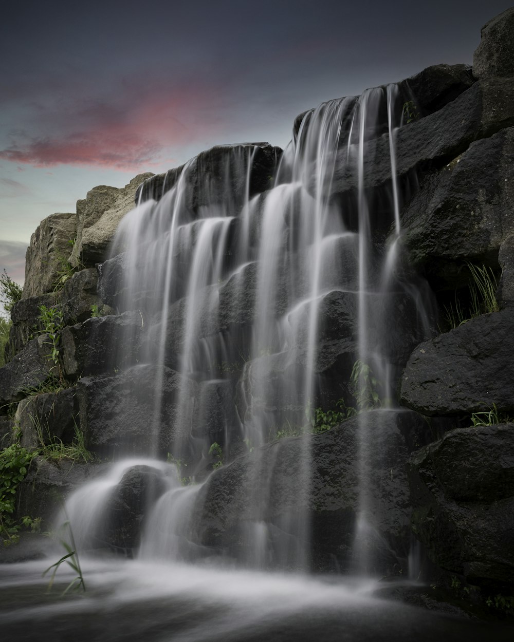 L'acqua cade sulla montagna rocciosa durante il giorno