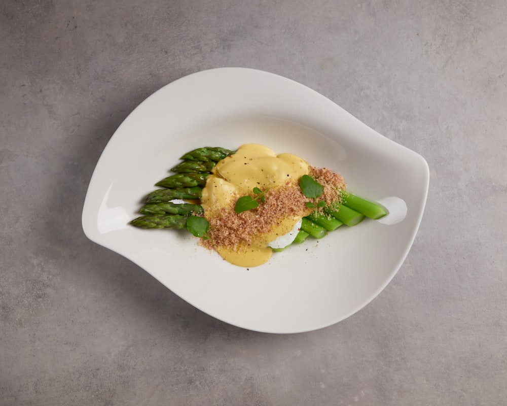 Légume vert sur assiette en céramique blanche