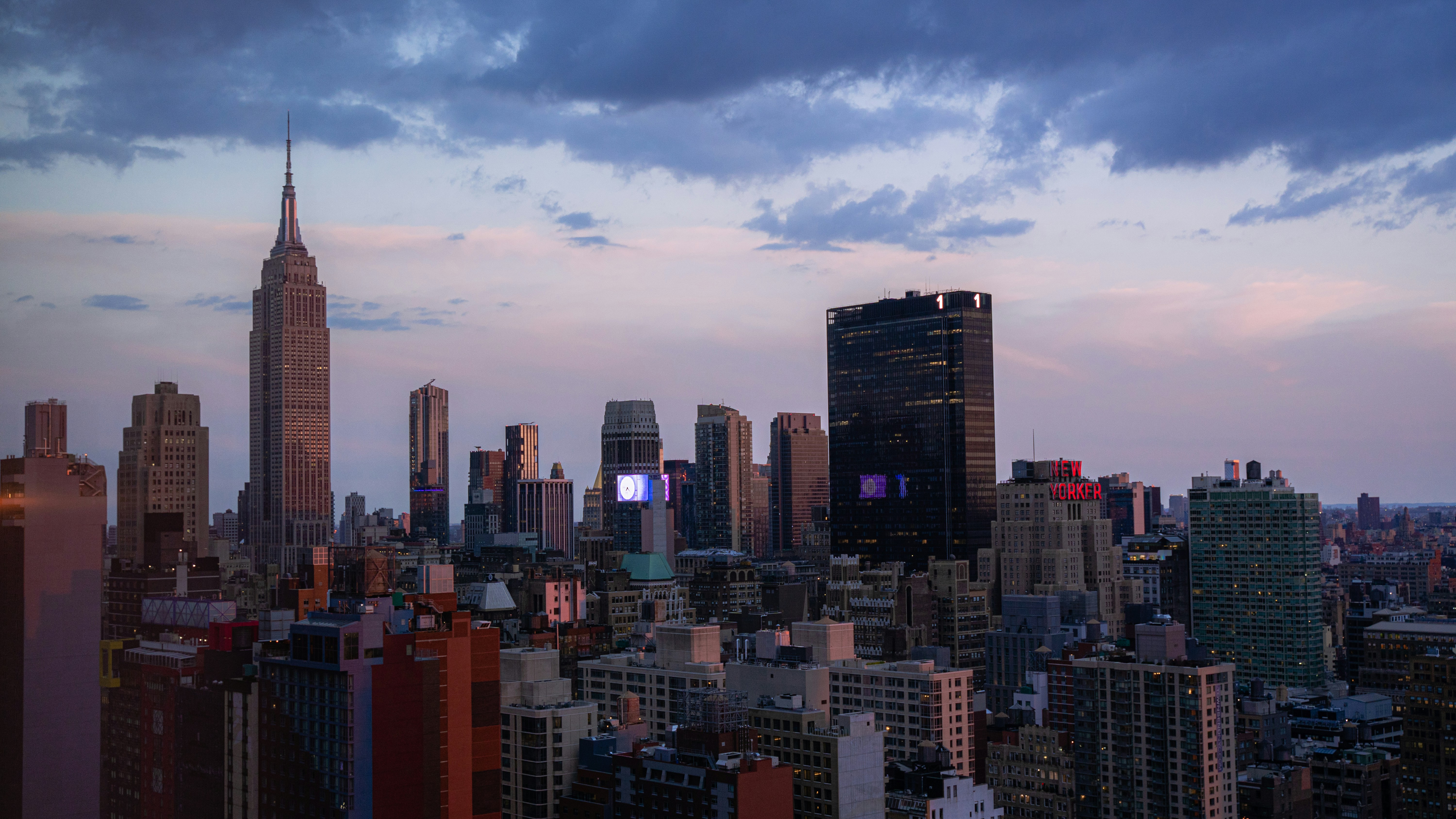 昼間の青空の下での街のスカイライン