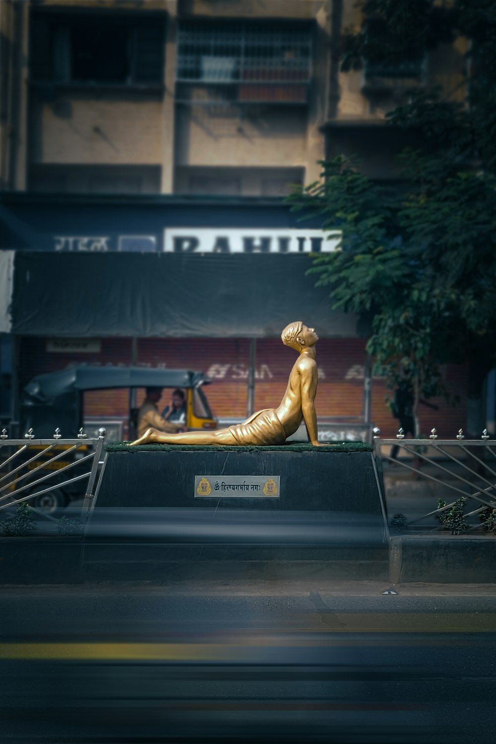 une statue d’une femme allongée sur une table