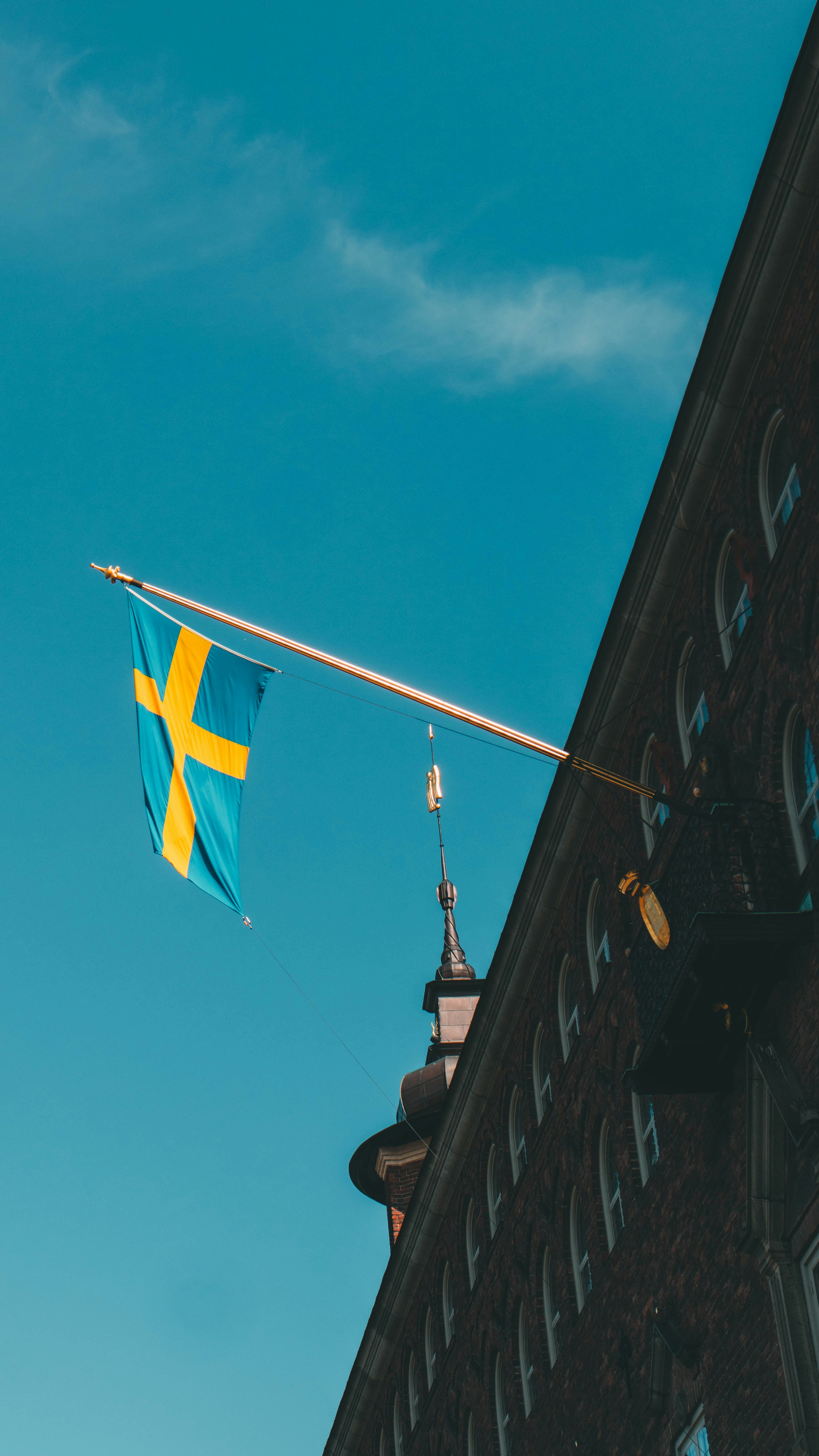 blaue, gelbe und rote Flagge auf der Stange