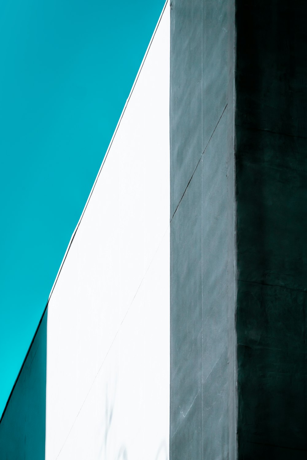 edificio in cemento grigio sotto il cielo blu durante il giorno