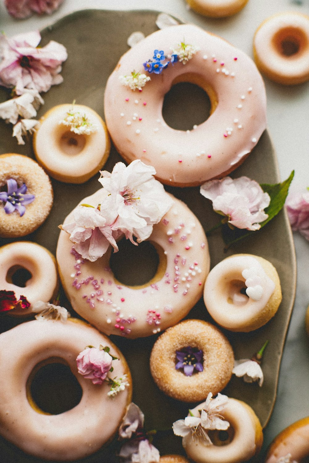 ein Haufen Donuts, die auf einem Teller liegen