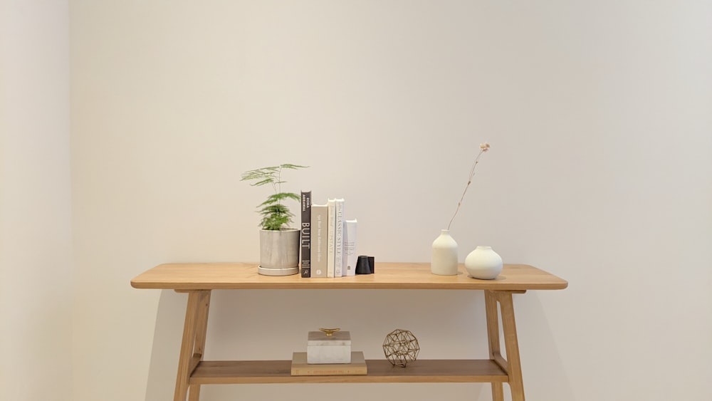 weiße Keramiktasse auf braunem Holztisch