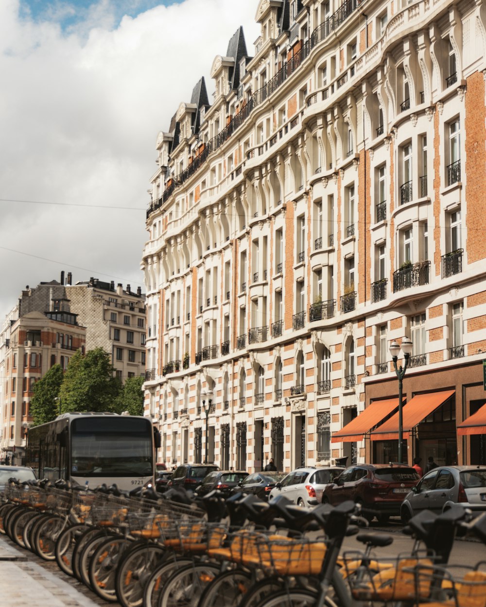 Autos, die tagsüber vor einem beigen Betongebäude geparkt werden