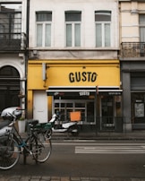 Gustta Santos entertaining guests at a corporate event.