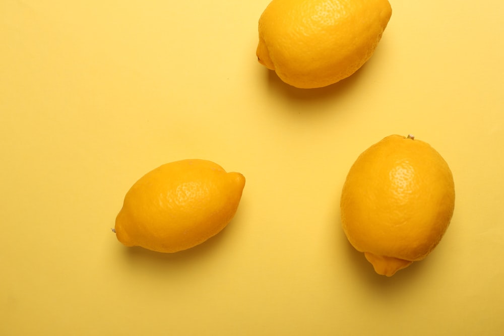 Fruta de limón amarillo sobre superficie blanca