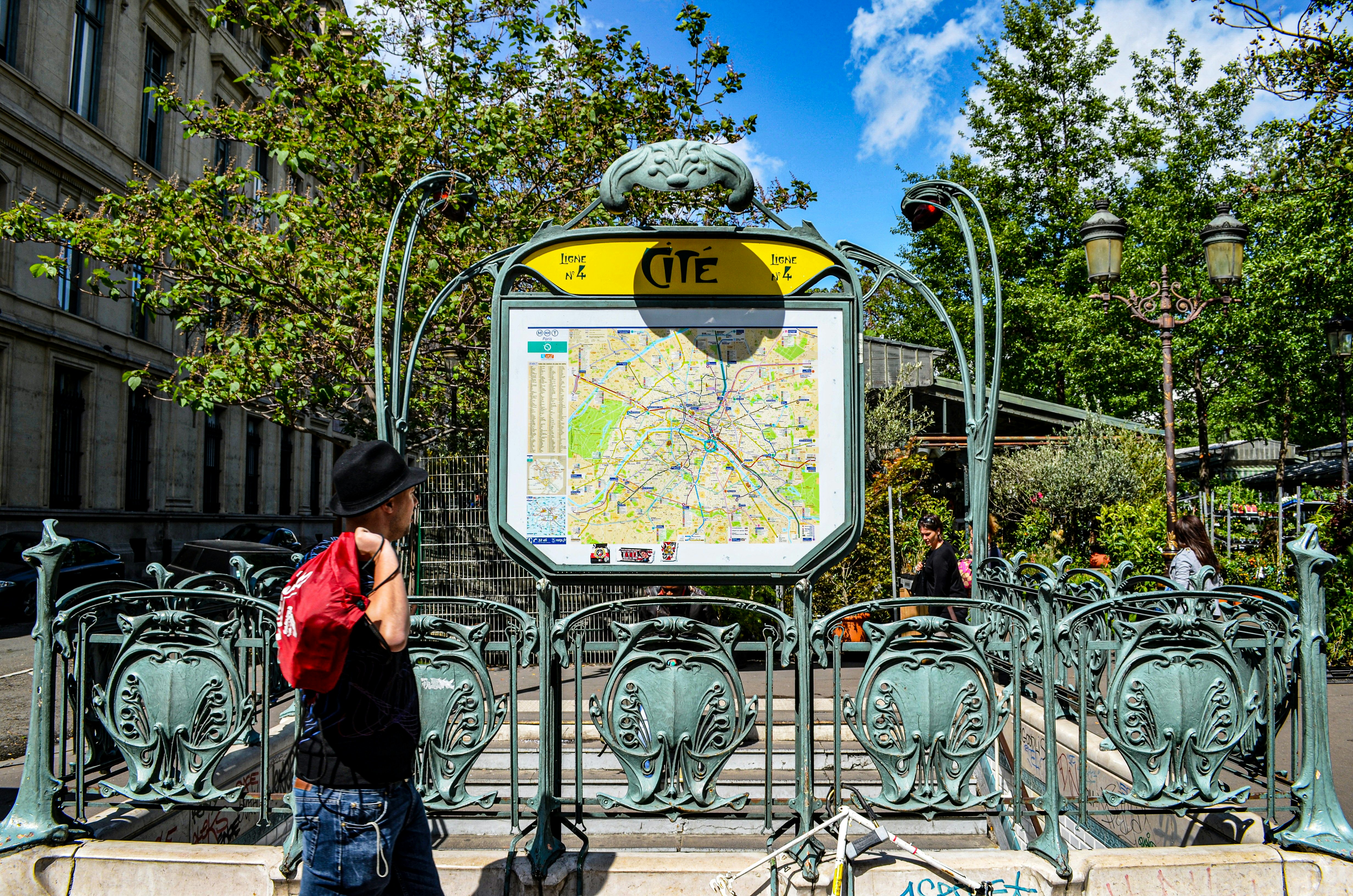 Hombre con camisa roja de pie junto al aro de baloncesto amarillo y negro