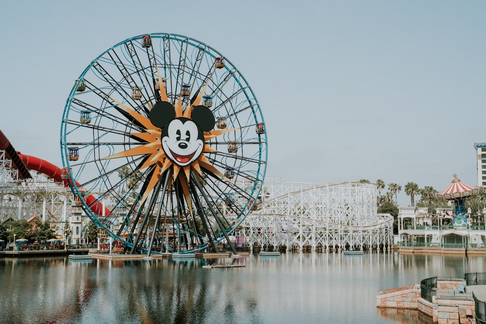 Riesenrad in der Nähe von Gewässern tagsüber