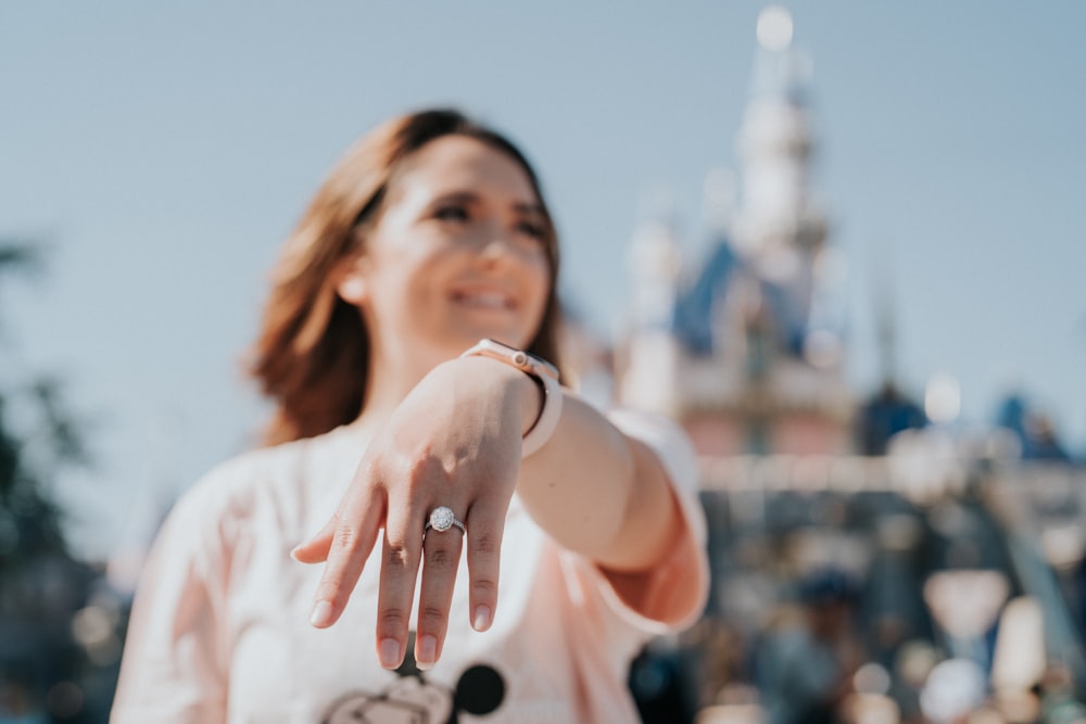 Mujer con camisa blanca con manicura blanca