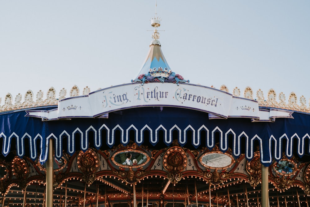 Carrousel blanc et bleu sous un ciel blanc pendant la journée