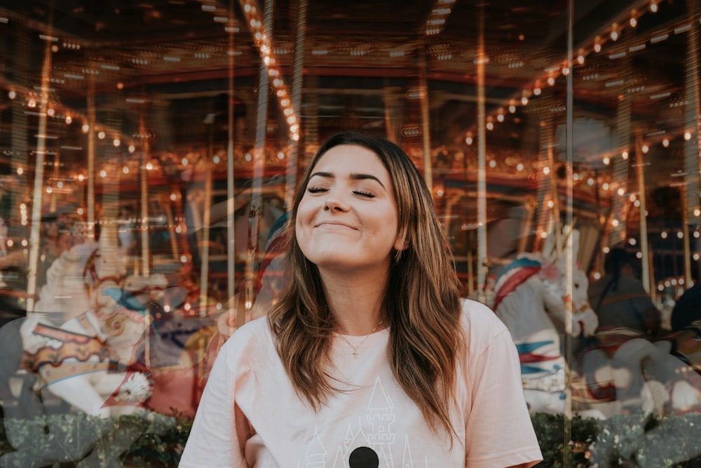 Mujer con camiseta blanca de cuello redondo sonriendo