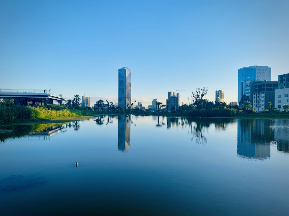 corpo de água perto de edifícios da cidade durante o dia