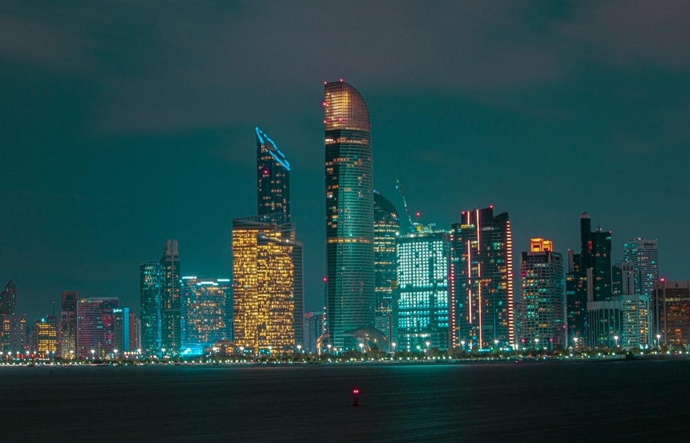 Skyline der Stadt bei Nacht