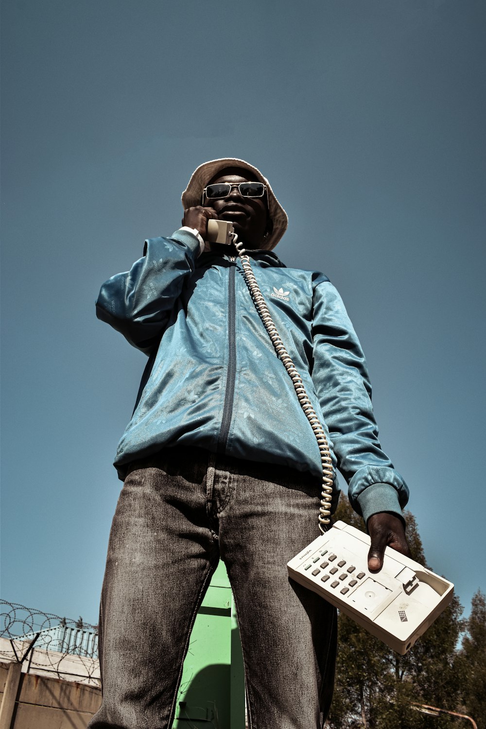 Hombre con chaqueta azul y jeans de mezclilla azules con auriculares negros