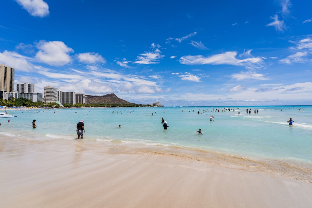 pessoas na praia durante o dia